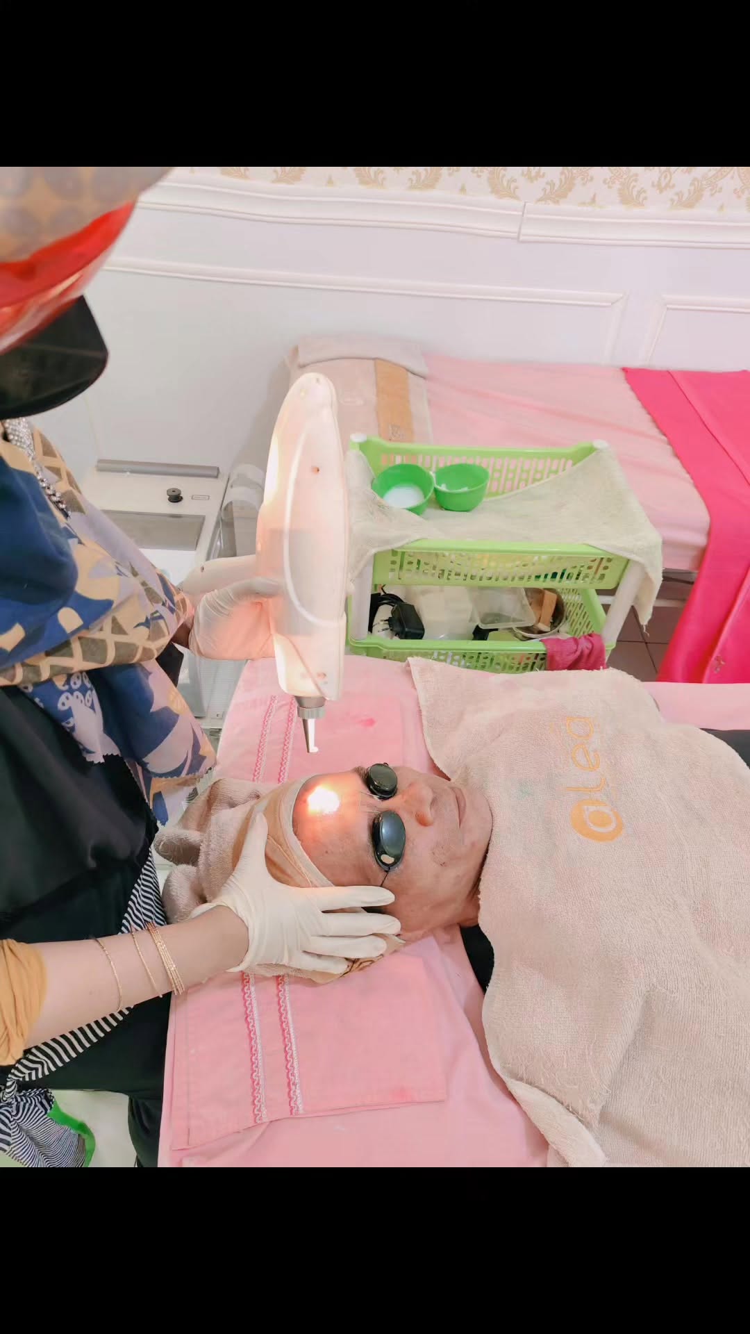 Disela2 aktifitas berlibur pun klo ada klien yg mo perawatan tetep ya dilayani, insyaallah siap menyambut Rejeki 24jam...๐ค
Ada pesenan obat/kosmetik lewat aplikasi grab tengah malem aja tetep dilayani loh, namanya jg Rejeki, bisa datang kapan aja dan lewat pintu mana aja, yg penting bukan lewat pintu Doraemon yach..๐
.
Ini td mmg kebetulan mo mampir rumah bentar ambil baju ganti dan kebetulan ada bbrp yg chat mo konsul, pesen kosmetik dan mo perawatan jg, tdx blm mau pulang, tp mgkn Allah berkehendak lain. Ada hikmahny juga klk Liburan dalam kota ajah..
Yg penting Rejeki jgn ditolak, seberapapun itu tetap syukuri,
okey ๐๐
.
.
Btw, ini lagi banyak *PROMO Treatment GEBYAR Akhir Tahun* d ALEA loh... boleh kepoin disini yach ๐
wa.me/62895412461000 ๐๐
Alea beauty care Alea Beautycare
.
.
.
Salam Sehat, Suksess dan Cantik Penuh Berkah ๐ฅฐ
.
.
.
#MamiEL #AleaBeautyCare #BeautySkinSolution