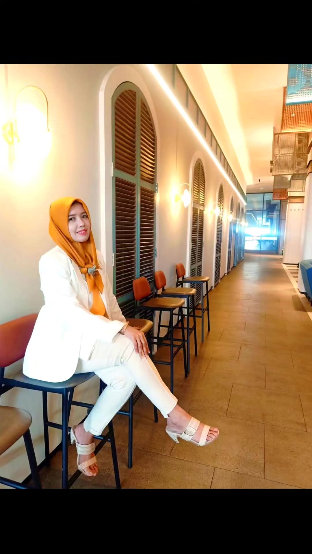 Dulu, aku fikir bahagia itu punya mobil
Dulu, aku kira nikmat itu punya rumah
Dulu, aku menyangka, punya rumah dan punya mobil itu adalah kebahagiaan dan kenikmatan tertinggi.
Ternyata aku SALAH BESARโ
Kebahagiaan dan kenikmatan sesungguhnya itu adalah KETENANGAN
Tenang beribadah, nikmat bisa khusuk berdoa
Tenang menjalani kehidupan sehari2, nikmat bisa fokus bekerja, tidak ada yg menyalahkan dan disalahkan..
Tenang ga diuber2 penagih utang
Tenang ga takut lihat kalender
Tenang ga deg deg an karena jatuh tempo
Tenang ga harus mikirin cicilan
Tenang ga cemas saat denger HP berbunyi
Tenang bisa konsentrasi mendidik anak2 ga terganggu mikirin tenor yg masih panjang
Tenang saat mendengar pintu diketuk tanpa punya fikiran, jangan2 debt collector
Tenang saat bepergian tanpa harus takut ketemu orang yang kita utangin
Nikmat, Tenang beraktivitas tanpa takut ancaman data atau aib disebar..
Tetap bisa tenang dan nikmat, meskipun lagi ga punya uang..
.
.
Btw, Gmn definisi hidup SENANG menurut kalian nichโ๐ค
.
.
Tetap Heppy menyambut 2025 ya..๐ค
Moga kita semua diberi kesehatan dan keberkahan Rejeki yg berlimpah, pastinya Hidup dg Tenang dan Senang selalu Dunia Akhirat,
Amiiin Amin Ya Allah ๐คฒ๐
#Reminder #MamiEL