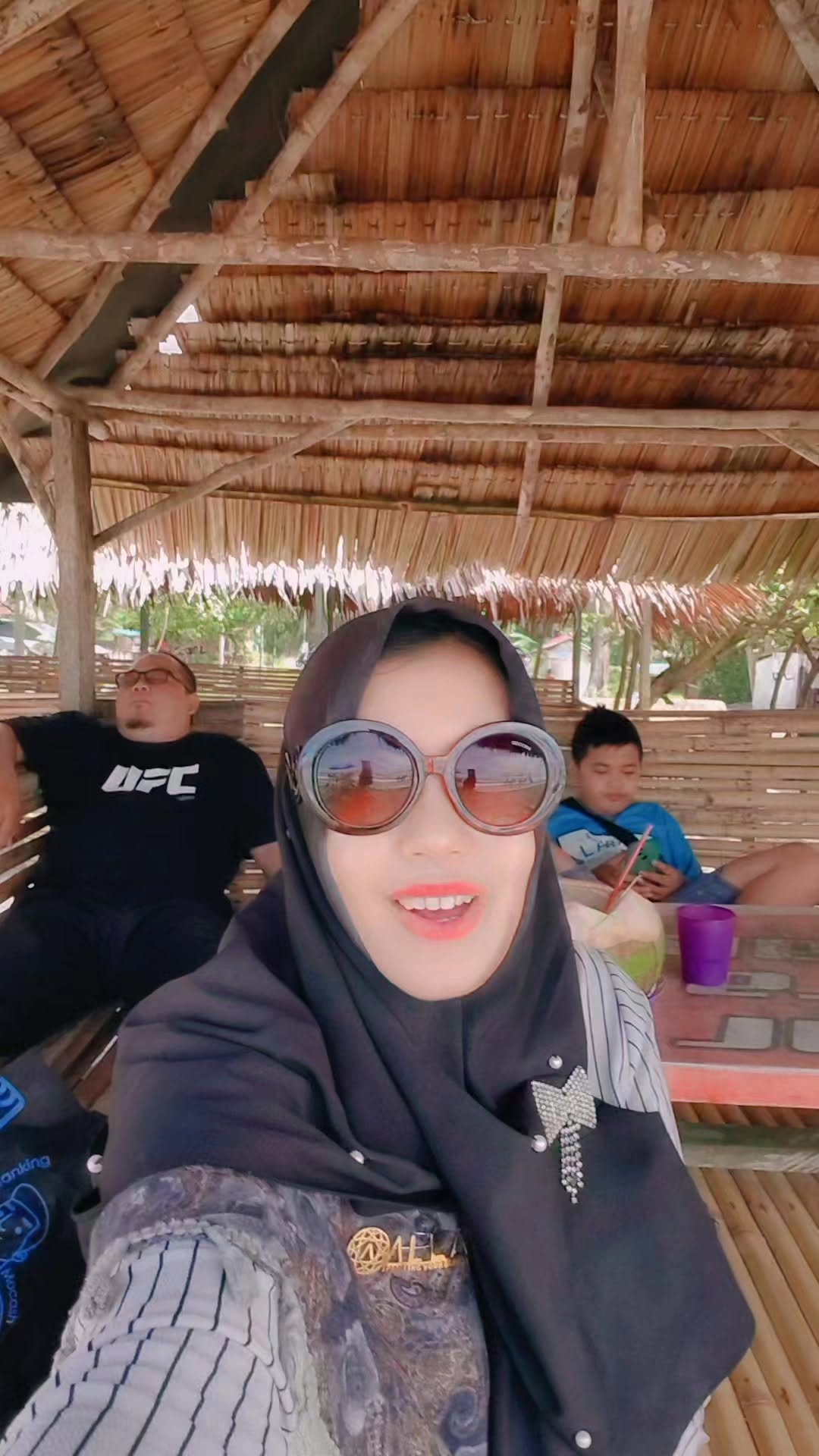 Piknik ala2 dl kita bis jemput abg el terima Raport. Alhamdulillah Rangking Ig y bg..
Berhubung liburan akhir thn ni mami Ig byk project, liburanny disini2 aja dl ya bg yg penting tetep Heppy bersama keluarga.. ๐ฅฐ
.
Jujur sy ga sk holiday saat Ig musim liburan gini, selain tiket hight season tinggi, objek wisata dmn2 jg rame bgt, jlnn k objek wisata pasti jg padat & klo mo foto private jg susah, pk antri malah atau byk background org dibelakangny..
So, kl bs liburanny pas yg lain kerja aj ntr ya... Buat kalian yg udh planing liburan akhir tahun, Met Holiday yach ๐ค
#WelcomeHoliday
#KesayanganMami #AbangEL
Yoppy Maliantoni Sukses Sulthon Elghani Maliantoni