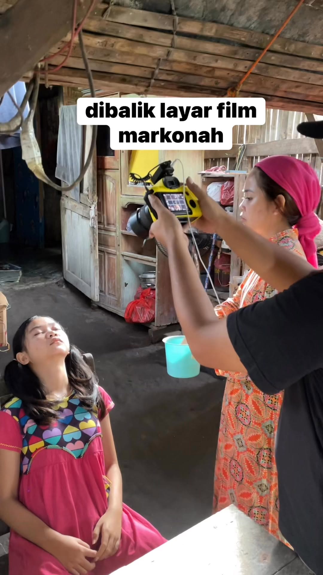 hayoooo ada gak yang suka dicipratin air sama emaknya hehe #fypシ゚viralシfypシ゚ #reelsfypシ #fypfbpro #markonah #fyp #dibaliklayar