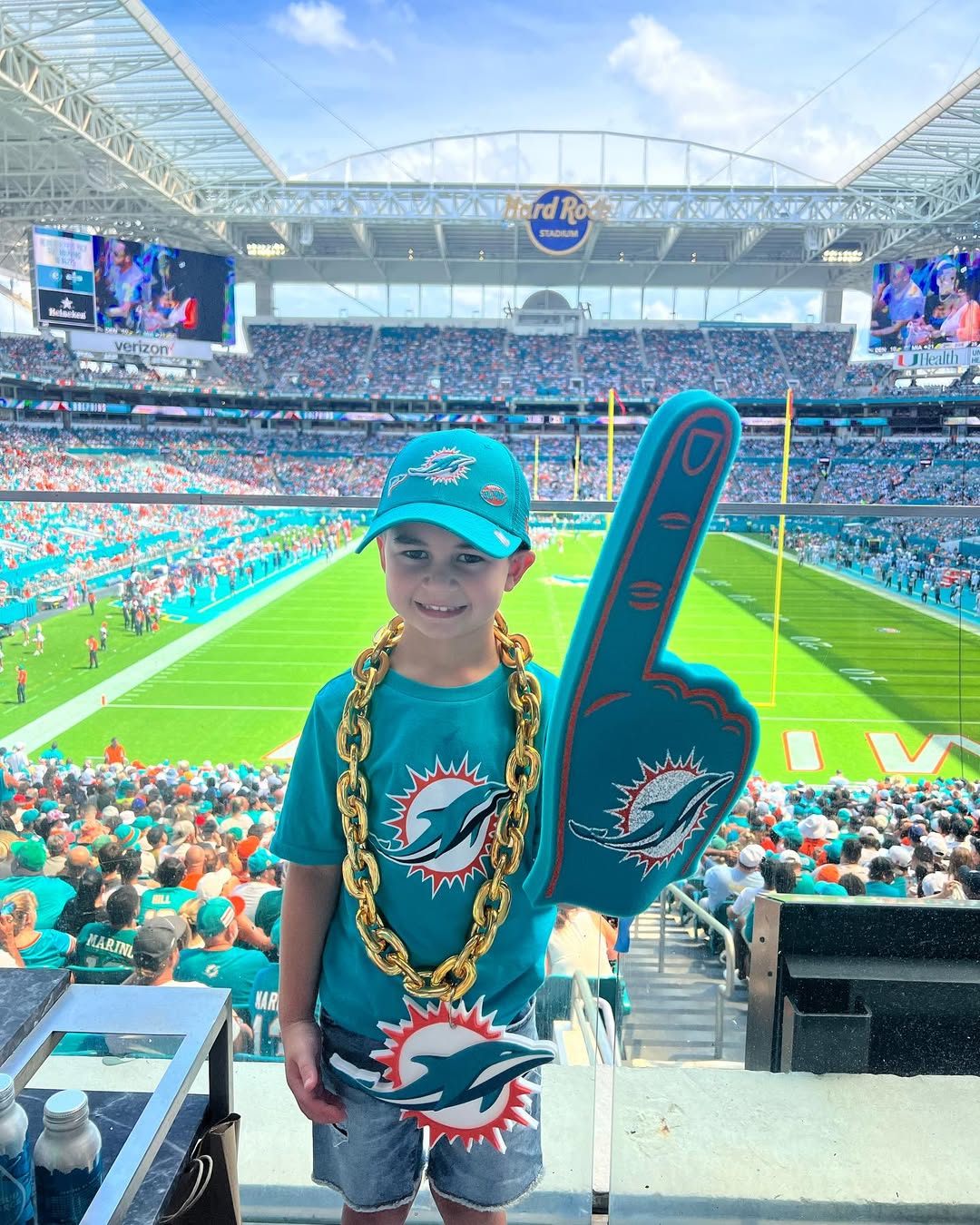 Apollo’s first game the @miamidolphins put up 70 points… might be the good luck charm! Apollos official review ✔️it was loud
✔️likes the arcade
✔️thought the wave was cool
✔️wanted the big gold chain