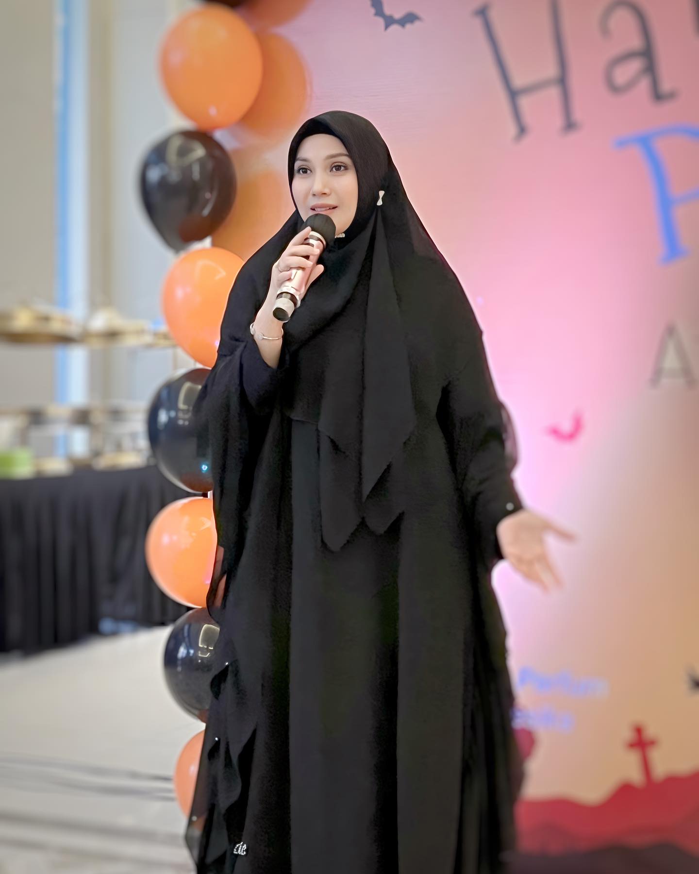 kesedihan kita tak sebanding dengan airmata kesedihan saudara-saudara kita di P4l3stin4.
Masalah yg menurut kita besar mungkin tiada banding dengan luka dan duka yg tak ada habisnya dialami saudara-saudara kita di P4l3stin4.
Saat ini mungkin kita masih bisa tertawa dan tertidur pulas.
berselimut dan mengenyangkan perut.
tapi lihatlah P4l3stin4.
Hujan airmata tak kunjung reda.
orang-orang terkasih sekejap hilang dari pandangan mata.
mereka tak lagi mampu bermimpi indah.
karena untuk tetap bernafas hari ini saja sungguh sebuah anugerah.
.
mari ajak bicara hati..
.
jangan bungkam lagi..
.
#freepalestine🇵🇸 #istandwithpalestine #tulisanpyu#humanrights #humanity#ceasefire