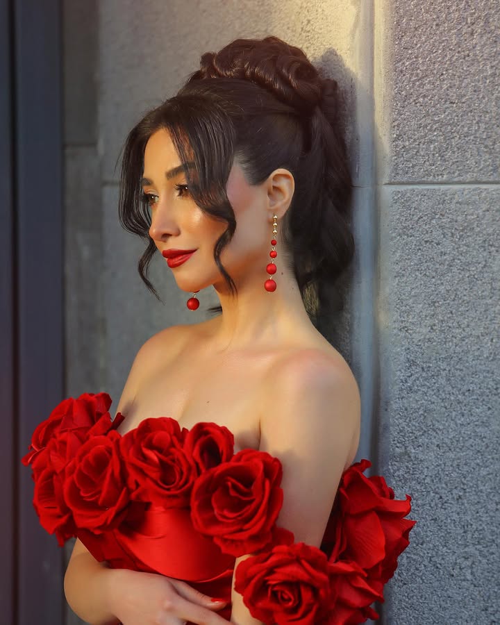 Happy valentine everyone 🌹
يارب ما تشوفو اللون الاحمر الا بالجوري والحب
♥️🙏🏻
Make up artist @ali.al.hamoud
Hair dressesr @yousef_a_hamoud
@salonlove3 ♥️
Red dress
@evedress2023
Photo credit @ghandi.mallouhi
#jiana_aneed | #جيانا_عنيد
#valentine #love #gorgeousroses🌹