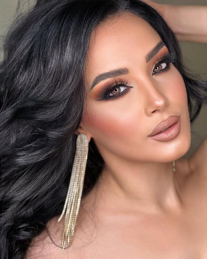 الألوان الترابية الأرقى والأميز دائمآ عالمميزة والجميلة رشا😍
تعالوا خبروني شواكتر لوك مميز عندكن انتو😍😍😍
@manal_sleman_makeup
Hairstyle @sawsan.sliman.92