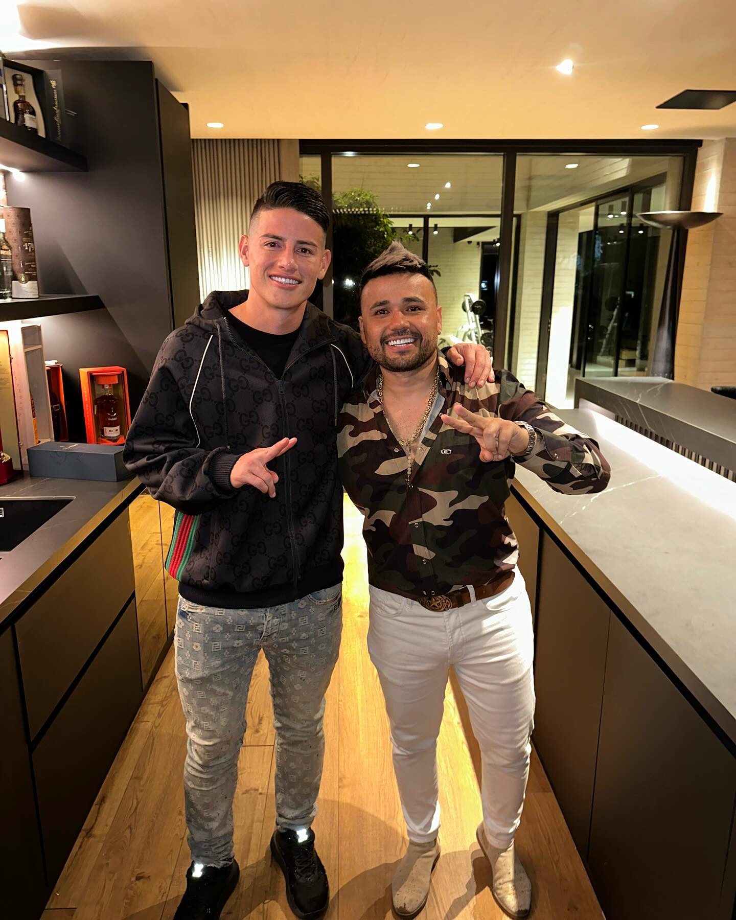 Que honor cantar en tus cumpleaños crack 🇨🇴⚽️ @jamesrodriguez10 🎂 después de sentarme a verte jugar , hoy te sientas a verme cantar 🎤🥂los tiempos de DIOS son perfectos 🙏🏻😭 que gran ser humano eres capi🙏🏻 gracias por tus palabras y por el cariño que nos brindaron me voy feliz de saber que disfrutaron mi show 🙌🏻 lo logramos papi @angellot10 gracias bebé 🫶 gracias también a mis muchachos y equipo de trabajo que me apoyaron en este sueño @rafaelmunozmanager @sigisalazaroficial @barbasgr y a todo mi grupo 👏🏻 se pusieron la 10 muchachos 🇨🇴🔥