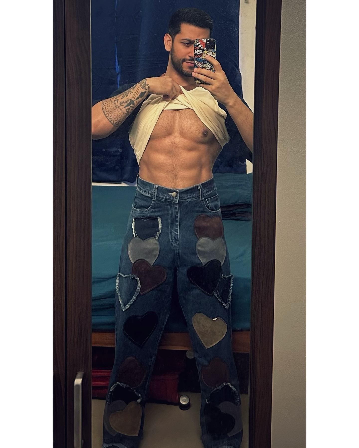 So I just got these new pair of jeans today from @oreofeindia. I’ve never owned high waisted jeans before so this is a first and it’s so cool. I mean I always thought high waisted jeans were for women exclusively, turns out these are gender fluid or unisex which means men and women can both carry these and they’re soo comfortable. They fit really well and I quite like them, if you like how they look, definitely check out oreofe.in. They have a brilliant selection of Street Style wear, so they’ve got some very cool oversized tees and pants. Plus I love the fact that they put a bag of dog food with every order, doing their bit for strays.
Go get your street style wear from OreOfe and use my code SHIVAM10 to get 10% off on your order! ❤️