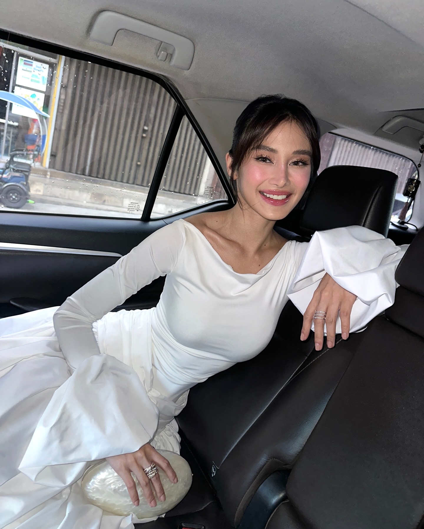 Maraming Salamat Film Academy of the Philippines para sa nominasyon sa kategoryang “Best Supporting Actress” at sa pagkilala sa A Very Good Girl sa naganap na 40th Luna Awards.
Nung nakita ko yung listahan ng mga nominado para sa Best Supporting Actress hindi ako makapaniwala para akong nananaginip dahil ang mga nakasama ko sa mga kategorya ay ang mga pinaka magagaling sa larangan. Kaya isang karangalan na mapabilang sa kategoryang iyon kasama sila Ms. Angel Aquino, Ms. Iyah Mina, Cassy Legaspi at ang 40th Luna Awards Best Supporting Actress Ms. Ana Abad Santos. Sila ang inspirasyon ko kaya patuloy kong pinagbubutihan sa larangan upang maging inspirasyon din ako sa mga susunod na henerasyon katulad ng kayo ang naging inspirasyon ko.
Salamat sa lahat po ng hurado ng 40th Luna Awards at higit sa lahat salamat sa mga guild sa patuloy niyong paglaban sa kung anong nararapat para sa ating manggagawa sa industriya.
Zab Omila, salamat at pinakita mo sa akin ang mundo mo. Enjoyed every moment living in your shoes Zabby girl because A Zab a day, keeps the bad vibes awaaaay!!
To my Philo (best girl) Kath Kath salamat sa mga eksesang hinding hindi ko makakalimutan, sa pag supporta sa akin bawat eksena na meron tayo. Ily best girl! It’s so nice to be working with you again. ALWAYS 🤍
Mother Molly (fuck u Mother!! char! HAHAHA) ms D, salamat sa napaka warm mong presence, you are the coolest Mother Molly! Kabadong kabado ako na makaka eksena kita pero pinaramdam mo din sa aming lahat na itong proyekto na ito ay isang kolaborasyon, salamat sa pag bahagi mo nang iyong mga kaalaman.
Ms Missy, ate Kakki, ate Thea and Gabby, thank you for a wonderful experience! Ang dami kong natutunan po sa inyo. 🥺
Direk P, salamat sa’yo dahil tumaya ka sa akin at hinayaan mo akong i-explore ang buhay ni Zab. Thank you for challenging me direk! Ily P! 🥺🫶🏻
Sa BUONG production team lalo na ang mga manggagawa natin sa industrya yung mga nasa “BTS” malaki ang pasasalamat namin sa inyo, kayo ang dahilan bakit tayo nakakagawa nang magagandang Pelikula. Cannot wait to share our talent to the world and inspire more people with what we do.
Mabuhay ang Pelikulang Pilipino! 🤍 @filmacademyphil