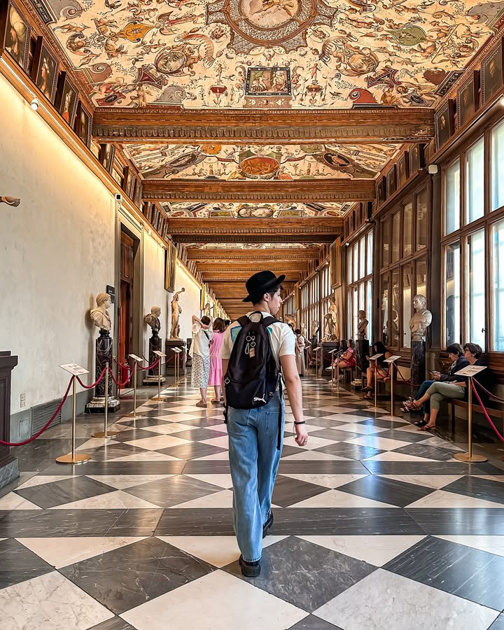 È stato davvero un piacere per gli occhi ma anche per l’anima, perdersi tra i corridoi di questa galleria è stato davvero un viaggio magico. Non c’era angolo in cui non rimanevamo sbalorditi dalla bellezza di ogni singolo dettaglio presente nei quadri, nelle sculture e nella galleria stessa. 🏛️🎨
.
.
#galleriadegliuffizi #Firenze #AmanteDellArte #diaridiviaggio #travel #italy