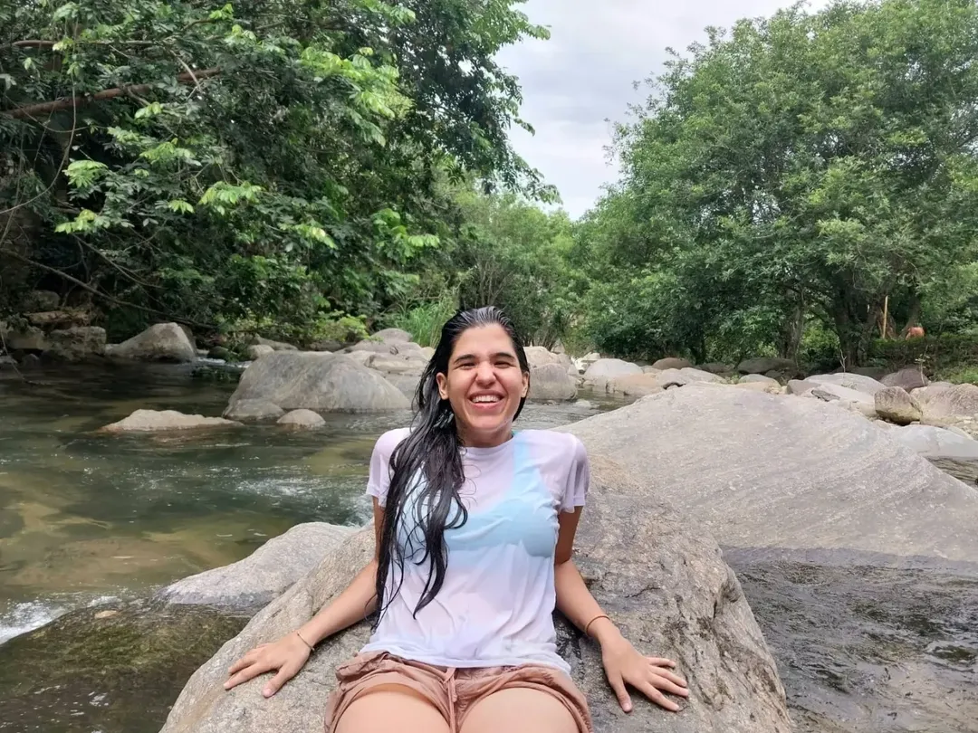 Boa noite povo bonito
Ia fazer um vídeo sobre minha última postagem, mas preferi escrever nas águas...
Semana passada eu postei um vídeo, e queria agradecer de coração a resposta de vocês, li e reli cada mensagem algumas vezes, lhes respondo abaixo e quero dizer que me trouxeram ESPERANÇA, fé e força para continuar
O video foi uma compilação de alguns trabalhos artísticos e eu postei ele por 2 motivos:
Promeiro, meu Instagram é principalmente uma maneira de me conectar com vocês através da arte, da música, das causas que eu acredito e compartilhar um pouco da minha vida profissional, muitos de vocês me seguem já faz muito tempo e acompanham meu trabalho, o intuito foi fazer um teste comigo mesma , saber de vocês o que acham sobre o meu processo de desenvolvimento durante esses anos e o que eu tive foi uma enxurrada de amor : "Segue mana..."
Segundo, eu fiz esse vídeo para me candidatar a uma vaga em um musical aqui no Rio de Janeiro, não vou dizer que tá tudo bem , e que tô feliz porque passei...
Estou aqui para me expor, abraçar o que EU acredito , e lutar trazendo minha verdade junto com a minha vulnerabilidade.
Na vida, a gente recebe muitos 'nãos' , é difícil demais entender algumas razões ... Sim, passa pela cabeça ligeiramente a opção de deixar quieto, mudar os rumos , mas depois eu lembro que é uma questão de sobrevivência, é a minha forma de me expressar no mundo, a minha voz, e eu digo sim para minhas escolhas mesmo com todas as dificuldades (que não são poucas), os preconceitos durante o caminho, assim como algumas tentativas de diminuir a nossa luta e nos desviar do caminho que escolhemos. Eu digo sim pra mim, e sim pra quem vem junto na caminhada
Povo, é isso. Pra finalizar , finalizo também esse texto nas águas, no amor incondicional
Há alguns projetos aí em processo, e eu espero realmente trazê-los no momento certo e possível .
Meu MUITO OBRIGADA! Gratidão! ❤️
#atriz #cantora #força #fé #agua #amor