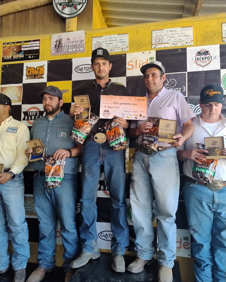 TBT da prova desse fim de semana Jackpot Tuff´s Ranch
Parabéns aos nossos atletas que subiram mais uma vez no pódio:
@neisfreitas @felipec0211 @germanocavalheiro @jubertato @danilo.mello.1069 @guilherme_frias
#lacoemdupla #estilocountry #lojacountry #Roppers #laçoemdupla #cavalo #ModaCountry #teamropingbrasil #quartodemilha #cavalosqm