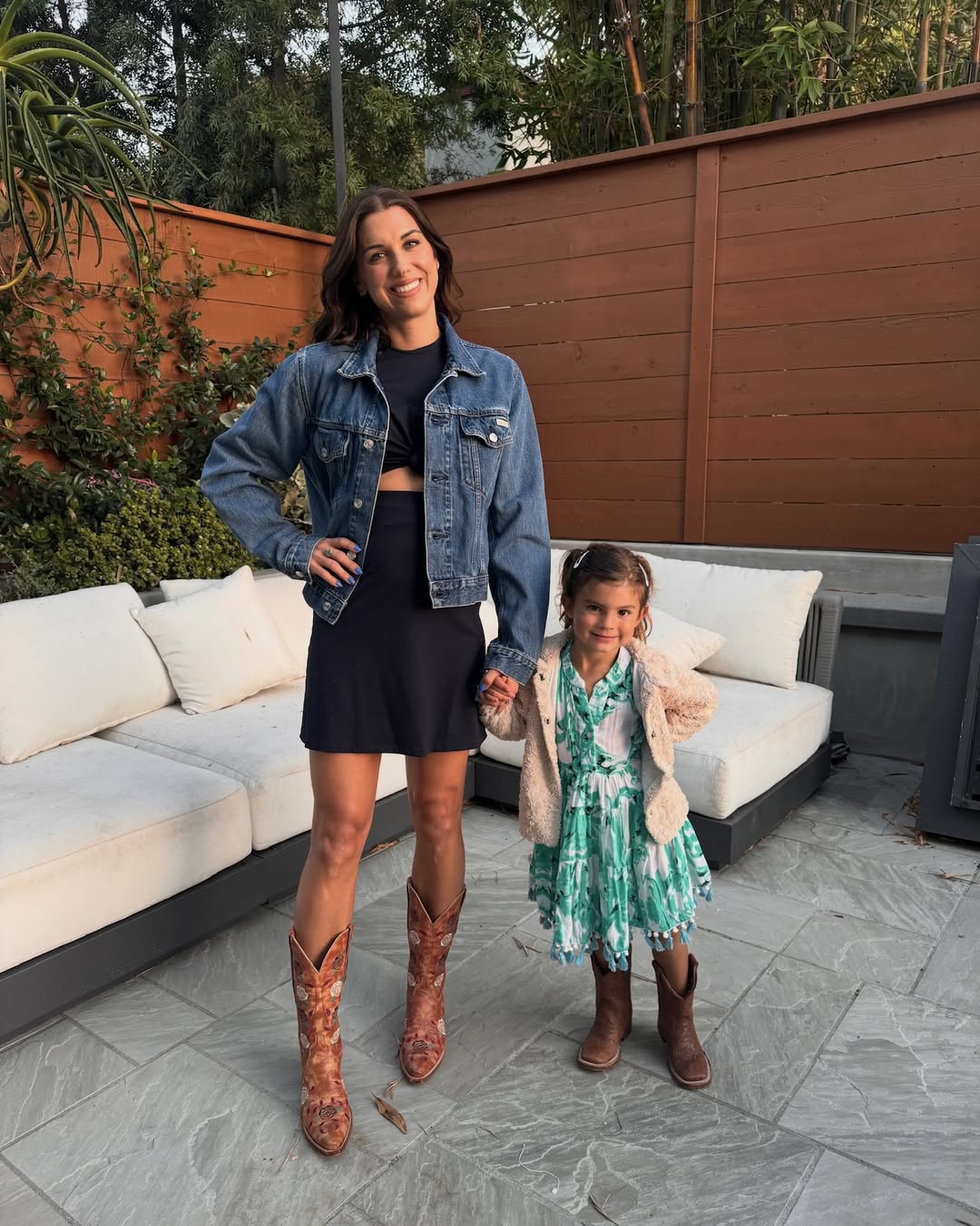 Matching girls night out was all Charlie’s idea 👯♀️