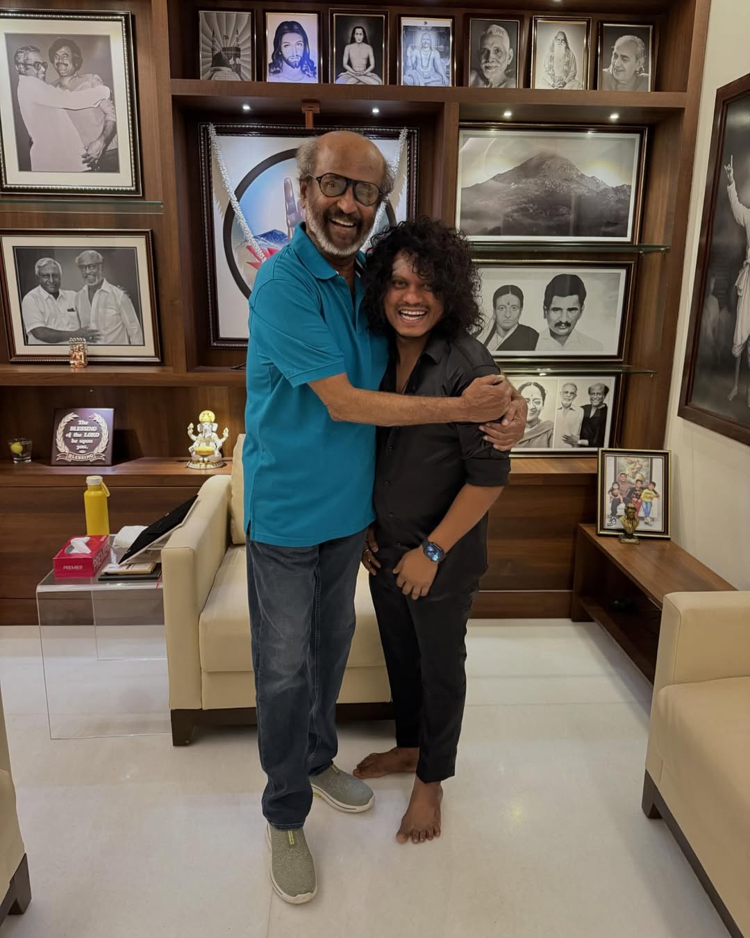 ஒவ்வொரு ரசிகனுக்கும் இருக்கும் கனவு தலைவரை நேரில் பார்ப்பது. அப்படி எனக்கு கிடைத்த தருணத்தில், அவ்வளவு இயல்பாகவும், எளிமையாகவும் பேசி பழகினார். மக்கள் அவரை எவ்வளவு உச்சத்தில் வைத்தாலும் அதனை தன் தலையில் கூட ஏற்றிக் கொள்ளாத மனிதர். அதனாலேயே அவர் என்றும் சூப்பர் ஸ்டார்....❤️❤️❤️ @rajinikanth