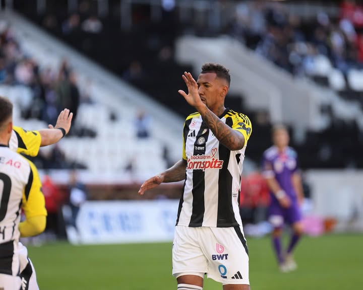 Takin‘ three points with us 💪🏽 Important win yesterday ⚫️⚪️ @laskofficial