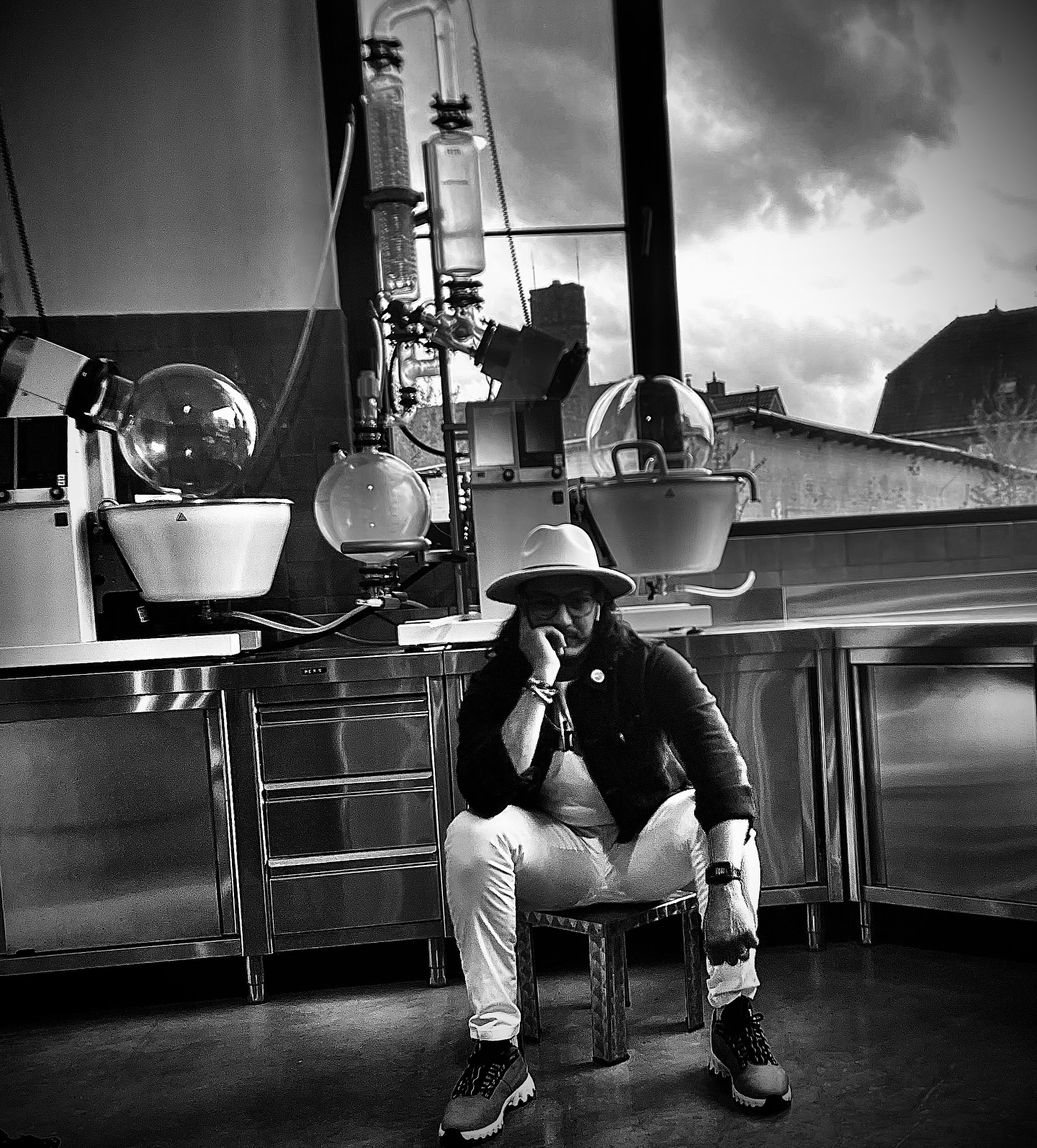 ๐ก Creativity knows no Limit! ๐ง
Sometimes you just only need to sit down and think a bit out of the box! ๐ฆ
Mix up your routine and seek out new experiences๐ธโ๏ธ @buchi.distillationlab
#rotaryevaporator
#rotovap
#notarotovap
#redistilling
#flavorfavors
#cocktailbar
#barteam
#bartenderlife
#cocktailchefs
#travelingbartenders
#mixologist