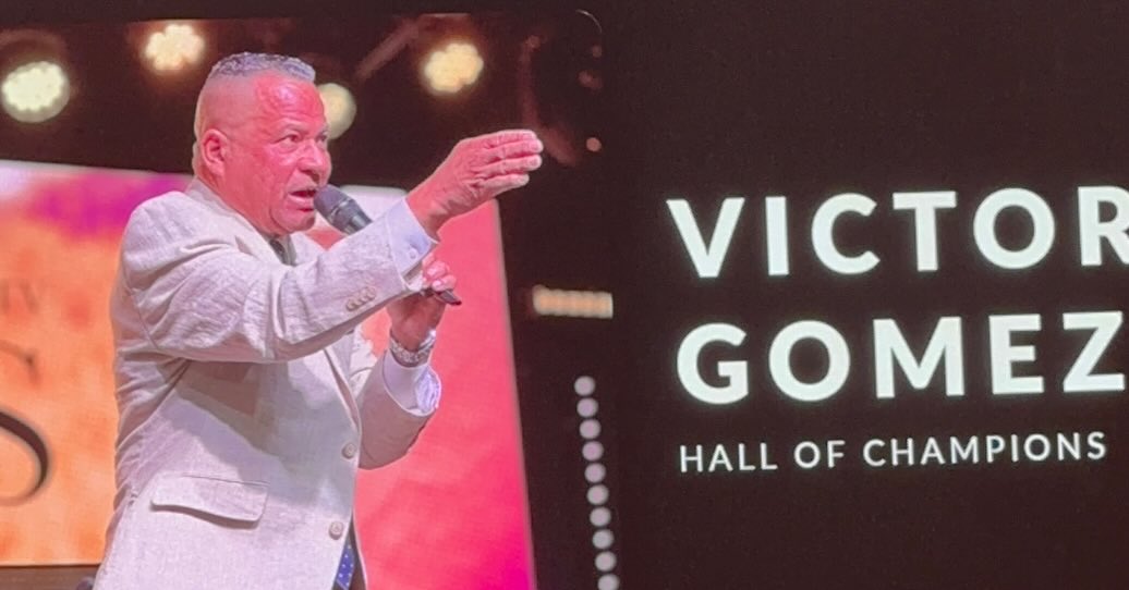 Felicidades papa por este logro y que Dios te siga llevando de Gloria en Gloria 🙏.
.
.
.
#luzentinieblas #musicacristiana #hallofchampions #assemblyofgod #pastorvictorgomez #christian