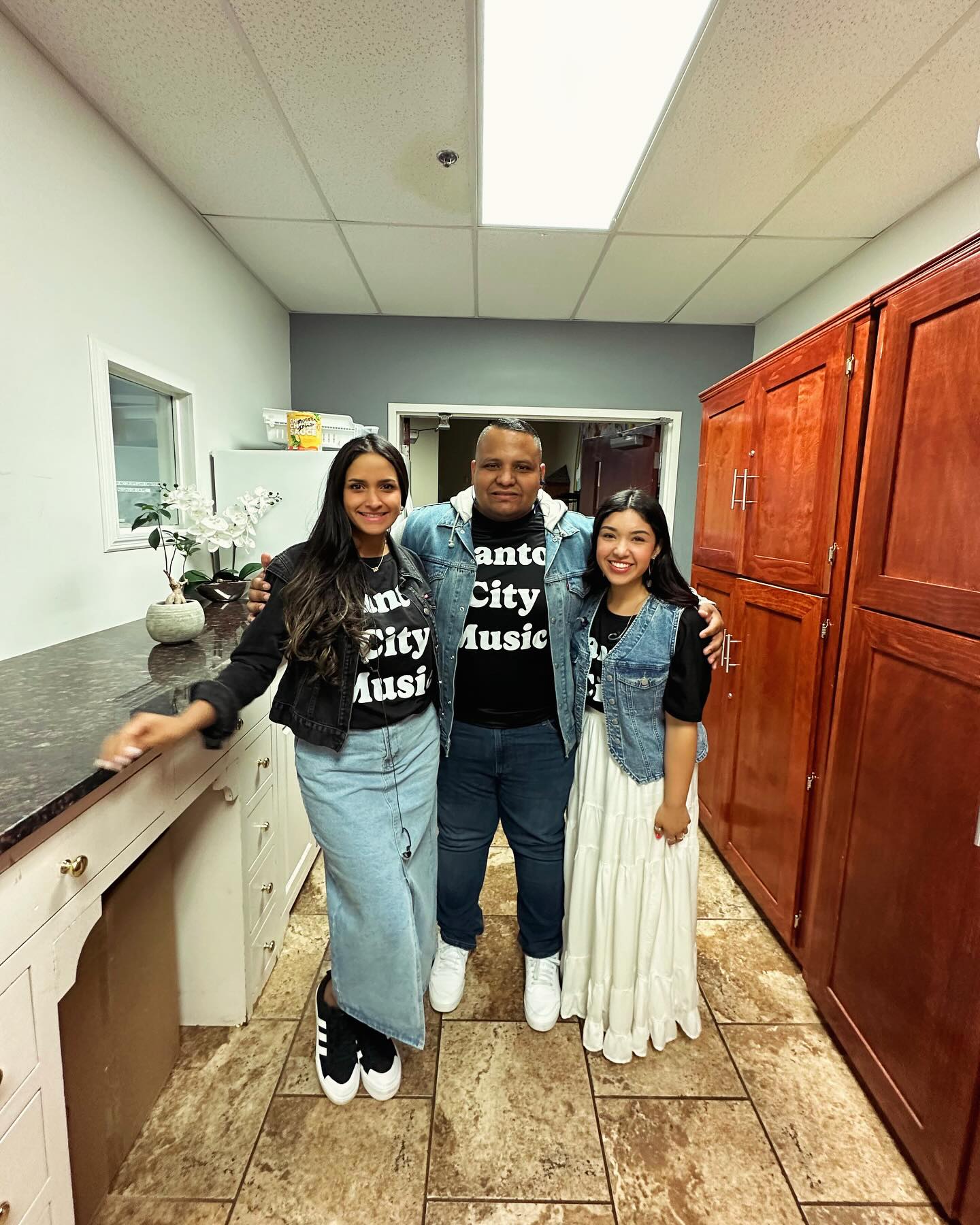 SANTO CITY MUSIC 🎼
.
@santocitymusic @carlavirguez @genesisareyes_ Por Primera vez en Tarima adorando a Dios
.
.
.
#santocitymusic #musicacristiana #adoracion #ora #alabanza #cristovive #luzentinieblas #carlavirguez #genesisreyes #iglesias #musica #cristiano #God