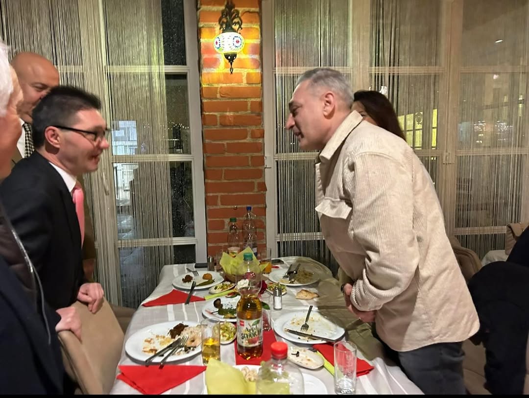 Post Bayern ve Türkiye gazetesinin iftar davetine katıldım,Post Bayern ve Türkiye gazetesi bavyera temsilcisi Yüksel Üret beye ve Gülden Bayram Kılıç hanıma teşekkürlerimi sunarım . Davete katılan Münih Başkonsolosumuz sayın Süalp Erdoğan beye yakın ilgisinden dolayı ve sanata ,sanatçıya verdiği değerden dolayı sonsuz teşekkürlerimi sunarım 🙏🙏