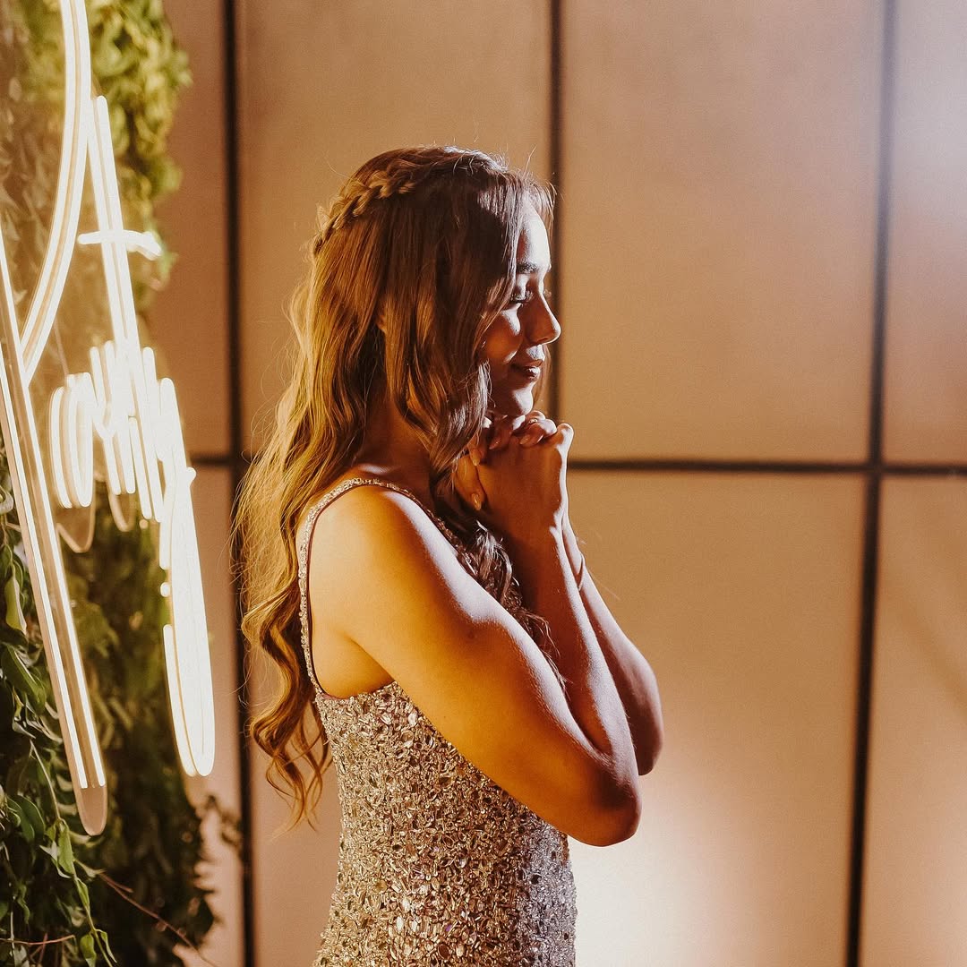 everything for Him ✞ 🤍
photo by: @eternizzar
dress by: @flaviamurta_festas
make and hair by: @sandrafernandesmakeup
place: @romana_recepcoes