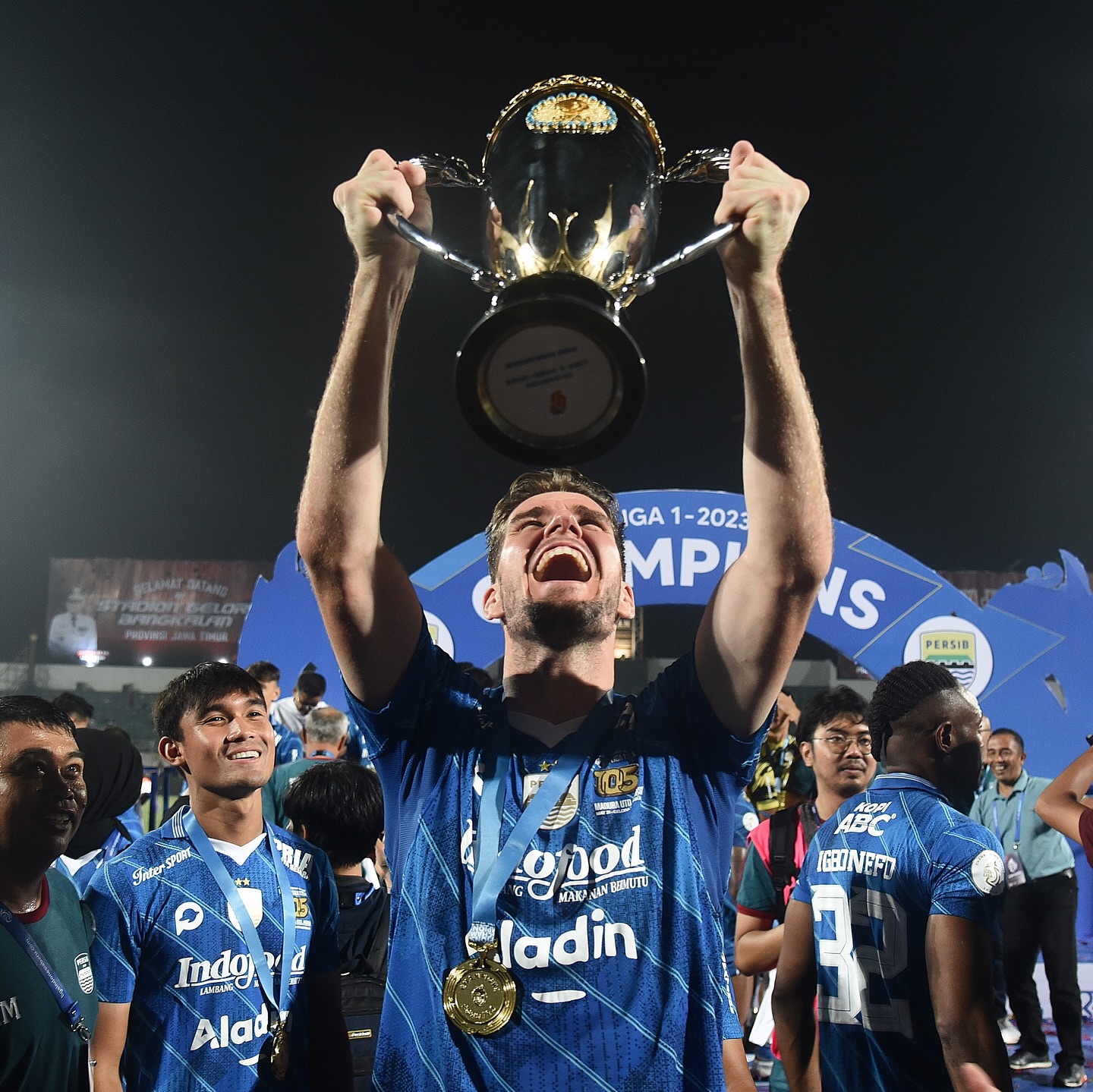 Hiii Bandung, selamat pagi. Kami JUARAAAAAAAA🏆
⭐️⭐️⭐️