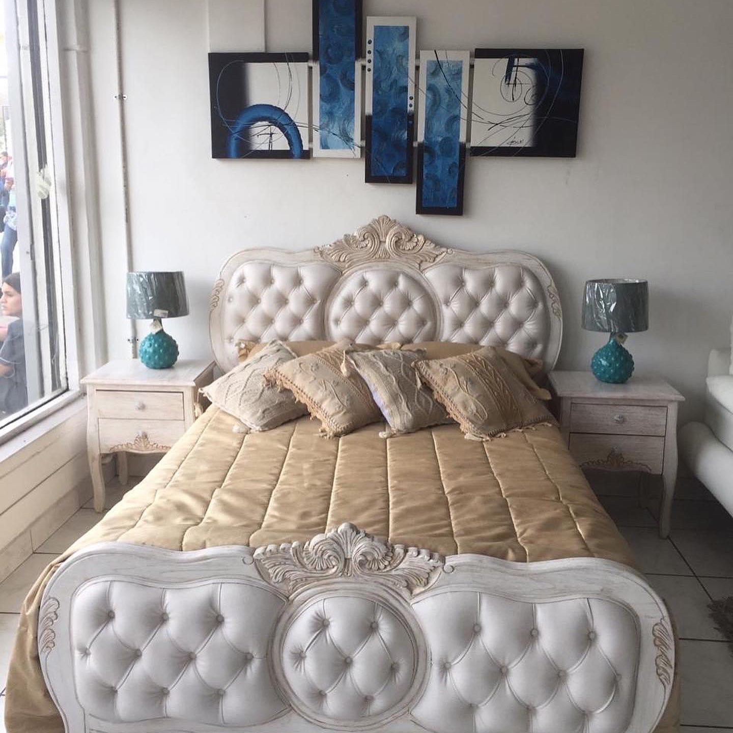 Imagina despertar en una habitación que combina elegancia, comodidad y estilo. La cama colonial con su toque clásico, el tocador que añade un aire de sofisticación y el sofá que invita al relax, crean juntos la habitación perfecta que siempre soñaste. 🛏️🪞🛋️
Cada pieza en Galería Stephany está diseñada para transformar tus espacios en un refugio de lujo y confort. 💫
¿Te imaginas este set en tu hogar? Descubre más opciones para darle a tu habitación ese toque especial que tanto deseas.
#GaleríaStephany #DecoraciónDeInteriores #MueblesDeCalidad #CamaColonial #DecoraciónConEstilo #HabitaciónPerfecta #MueblesConEncanto”