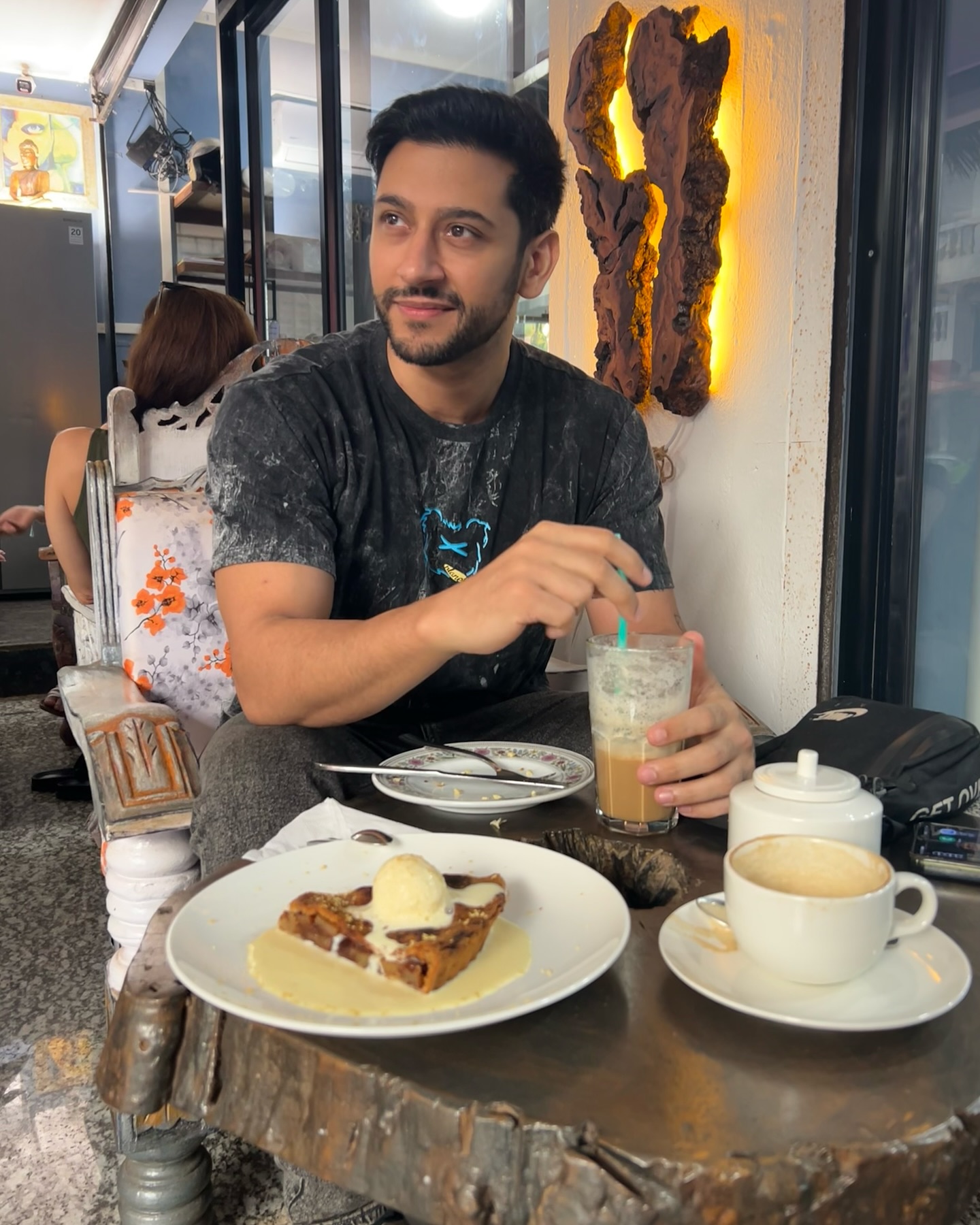 If you’re in Morjim, looking for a nice coffee or dessets, checkout @growbox_goa! Not only did they have great coffee, but the selection of desserts looked delicious. I tried their apple and cinnamon pie with ice-cream, and it was so good. Definitely recommend it. Gotta go try the other desserts next time! 😀❤️