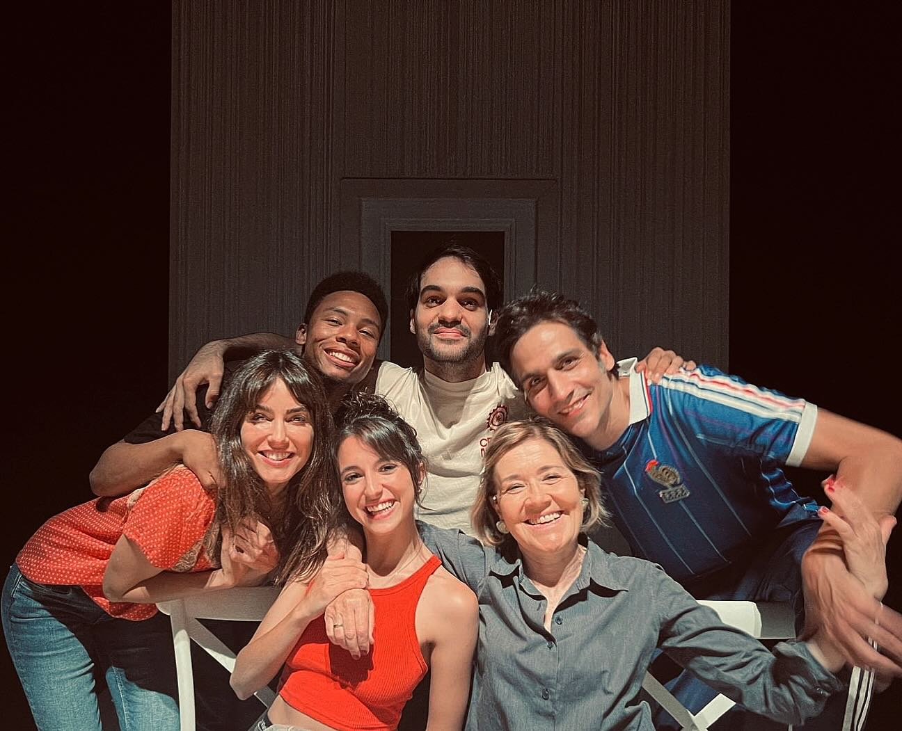 Agur “TAN SOLO EL FIN DEL MUNDO”
Nos despedimos de este viajazo junto a unos compañer@s de ensueño…
Gracias @israelelejalde por siempre.
Gracias @teatrokamikaze
Gracias a todo el equipazo.
Y gracias a tod@s los que habéis venido a verla.
•
En cada función que hemos hecho antes de salir a escena hemos gritado a viva voz: GORA LAGARCE!pues eso… GORA LAGARCE ❤️