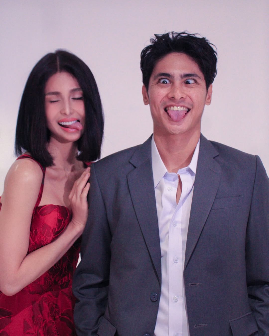 Megan and Archie IRL😅
Maraming maraming salamat po sa lahat ng pumunta sa ‘40’ Red Carpet Premiere last night, kahit malakas ang ulan at bumabagyo, sinamahan niyo po kami. Sana napasaya namin kayo! Stay in love… sa life!🤍 Sana mapanood niyo ang ‘40’, showing na, starting today, September 4, in cinemas nationwide!🤍
Director: Dado Lumibao
Cast: Cindy Miranda, Kiko Estrada, Irma Adlawan, Ruby Ruiz, Ronnie Lazaro, Yayo Aguila, Phoebe Walker, JC Tiuseco, Karla Alejo, Erlinda Villalobos, Lawrence Dela Cruz and Diego Loyzaga
Genre: Romance Drama
Rated R13
@viva_films @happyinfiniteproductions
#40Movie #40RedCarpetPremiereNight
📸: @pigmeggy