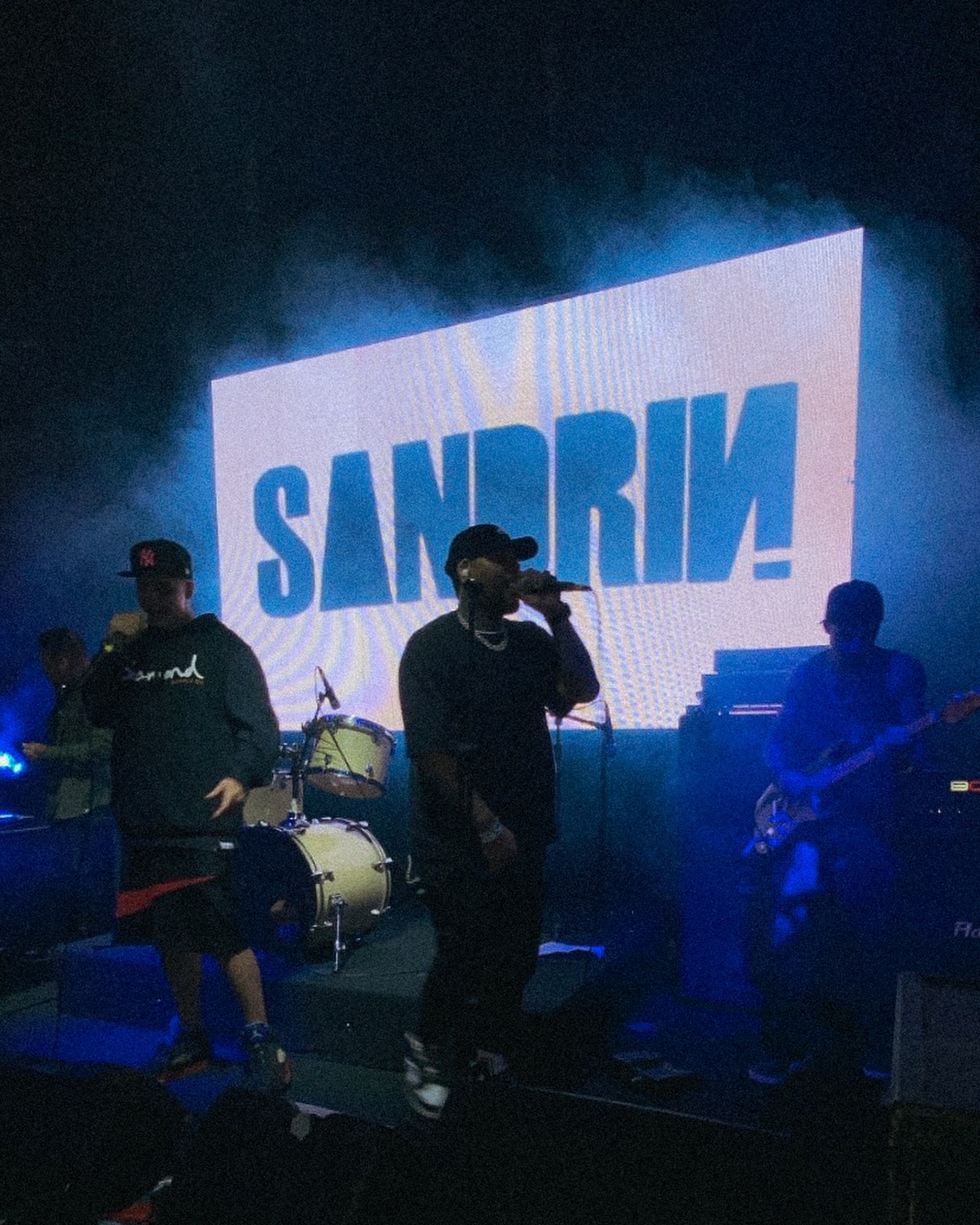 Não sou eu que faço música é a música que me faz 🤘🏾🖤