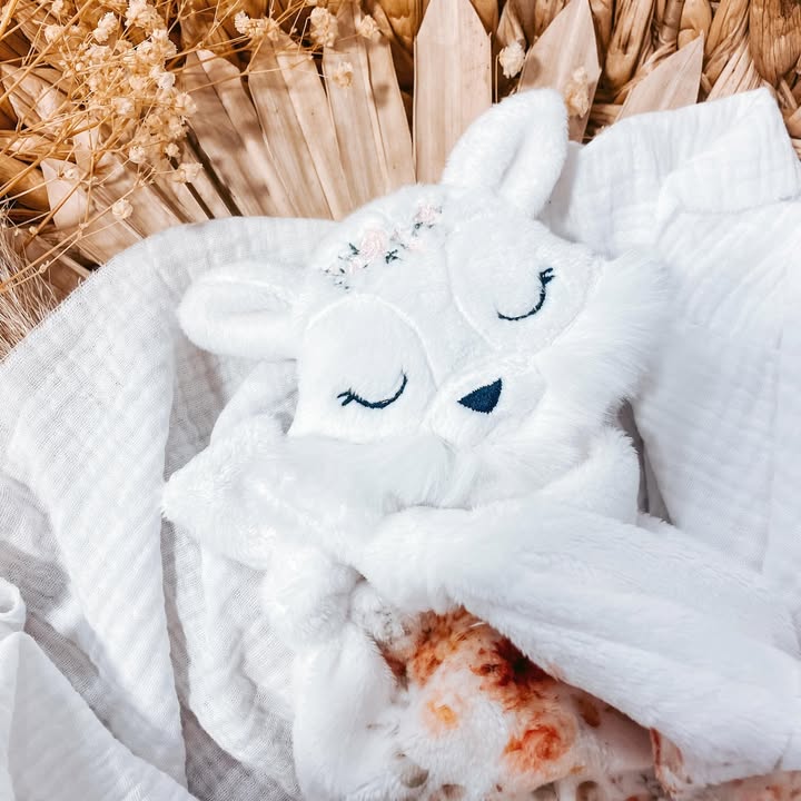 Petit doudou loup en version entièrement blanche 😍
Sans oublier sa jolie couronne de fleurs ☺️
Vous aimez ?
#doudouloup #doudou #doudoubebe #creatricedoudou #creatricefrancaise #faitmain #fabricationartisanale #dansmonatelier #grenoble #bebe2024
