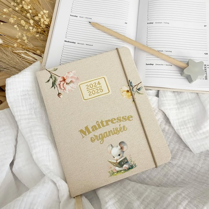 La fin d’année scolaire approche… retrouvez dès maintenant toute la petite collection pour remercier Maîtresses, Atsem, et Nounous sur le e-shop www.mademoizellep.fr
#findannee #mercimaitresse #mercinounou #vacances #cadeaufindannee #ideecadeau