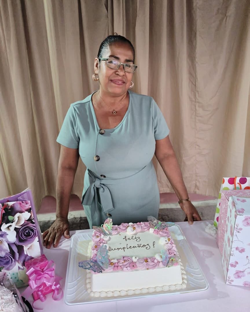 “Feliz cumpleaños a la mujer que nos dio la vida y nos ha enseñado a vivirla con amor. Gracias, mamá, por ser el corazón de esta familia. Te amamos con el alma.” 💖👩👧👦🎂
Que Dios bendiga tu vida hoy y siempre 🫶🏻
Te amamos ❤️