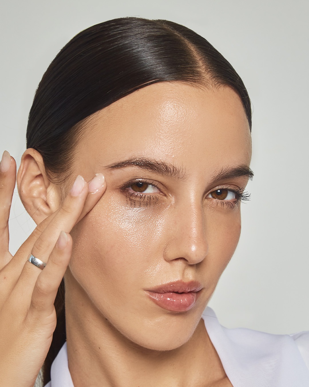 No importa cuánto maquillaje uses… tu piel siempre encuentra su equilibrio con una buena doble limpieza.
Remueve hasta el maquillaje más resistente y el protector solar
Limpia en profundidad sin irritar
Previene brotes y puntos negros
Afina la textura y mejora el aspecto general de la piel
Ayuda a calmar rojeces e inflamación
Un paso simple. Un gran cambio en tu piel.