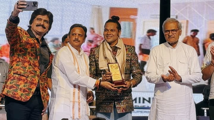 उपमुख्यमंत्री मध्यप्रदेश श्री राजेन्द्र शुक्ला जी ने प्रकाश मधुर को किया शान - ए -विंध्य सम्मान से सम्मानित, रीवा सांसद श्री जनार्दन मिश्रा जी ने बधाई में ताली बजाई, कॉमेडी किंग एहसान कुरैशी ने सेल्फी ली और तमाम देवता तुल्य रीवा के दर्शक साक्षी रहे ll #प्रकाशमधुर #शानएविंध्य #Rajendrashukla #PrakashTiwariMadhur #janardanmishra #AHSAANQURESHI #prakashmadhur #singer #रीवा #stagehacker #krishnarajkapoorauditorium