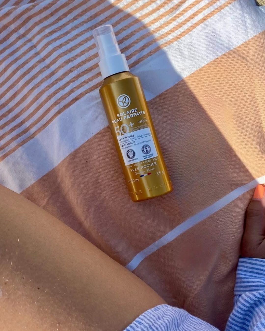 👉 Prendre soin de soi, c'est aussi chérir sa peau sous le soleil. Nous adorons nous prélasser au soleil, mais jamais sans une protection adéquate pour notre épiderme !
💪 Découvrez notre gamme Solaire Peau Parfaite, conçue pour offrir une protection optimale contre les rayons UVA/UVB.
💦 Votre peau sera instantanément hydratée, souple, douce et délicatement parfumée.
😎 Avec notre formule anti-âge pour le visage, préservez la jeunesse de votre peau et luttez contre les signes de vieillissement liés au soleil.
👉 Ne manquez pas notre offre exceptionnelle : Jusqu'à -50 % sur tous nos produits solaires, en magasins et sur notre site web !
#YvesRocher #YvesRocherMaroc #ProtectionSolaire #SummerDays #SPF #BeautéNaturelle #Soldes
👉 العناية بالنفس تعني أيضاً الاعتناء بالبشرة تحت الشمس.
💪مجموعة الحماية من الشمس "Peau Parfaite"، مصممة لتوفير حماية مثالية ضد أشعة UVA/UVB.
💦ترطب بشرتكم على الفور، تحميها وتعطرها برائحة خفيفة.
👉 لا تفوتوا عرضنا الاستثنائي الحالي : حتى -50% على جميع منتجاتنا الواقية من الشمس، في المتاجر وعلى موقعنا الإلكتروني!