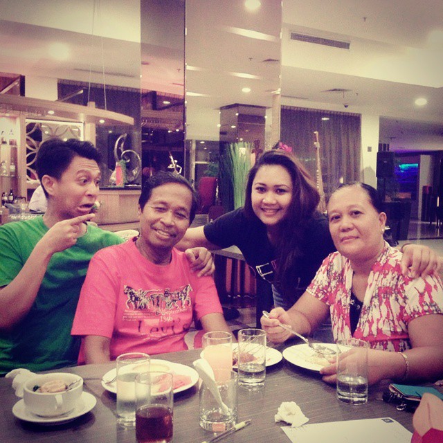 Hadir kembali dgn posting foto keluarga. Hehe. Love u all..