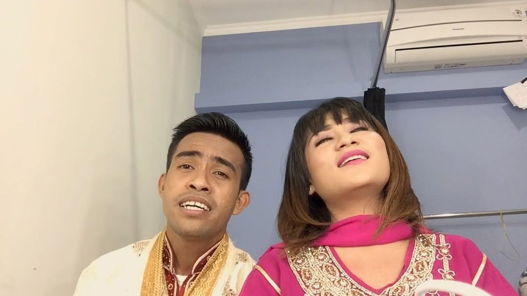 Senang nya bisa duet lagu Buton bareng kak fildan ,,😄
.
@da4_fildan .#indosiar #dacademy4 #maumere #maumeremanise #sokimut #azizahlovers #azizahloverskpg #azizahloversbogor #azizahlovers_medan #azizahloversjakarta #azizahlovers_fansclub #azizahlovers_sulawesi #azizahlovers_banjarmasin #azizahloversternate #azizahloversmakassar #azizahlovers_padang #streamentertainment #artist #dangdut #music
