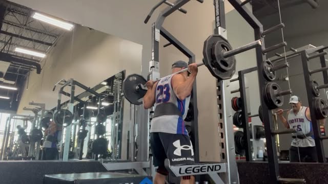 Saturdays 2 Hours Cardio, Chest And Leg Workout. End My Workout With A Few Sets Of High Reps Box Squats. View More Workouts And Comedy Videos On My YouTube BIG ROB TV @gregg_valentino @fousey @ahmad_haidar_abzilla @_chriscormier @jhouse182 goldberg95 @danygarciaco
❤️💪🏽