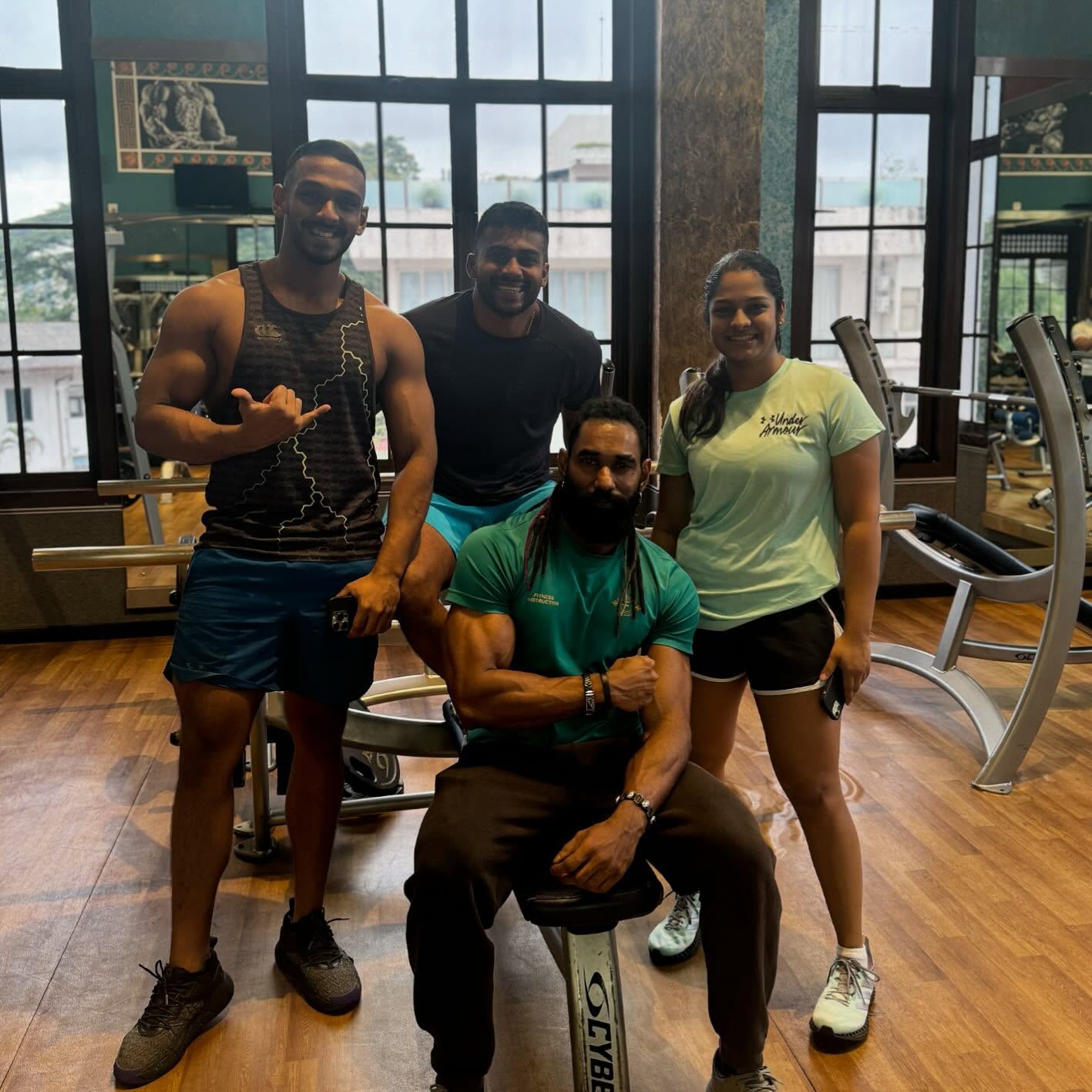Gym time with the crew: 50% workout, 50% trying not to laugh at my sister! 😅