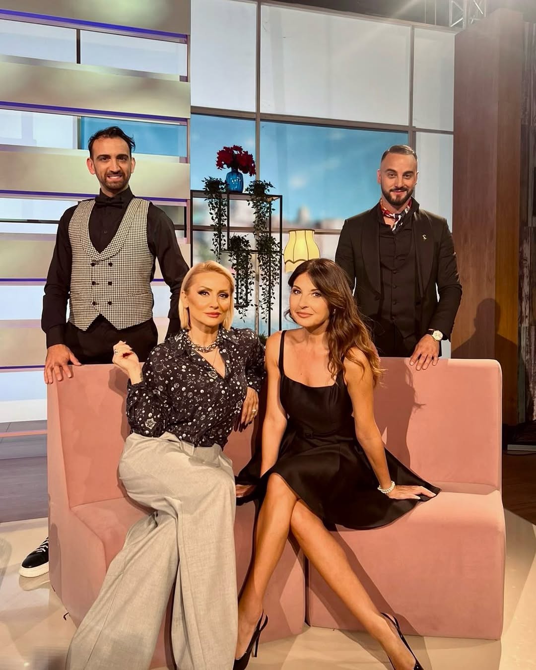 Danas smo uživali u emisiji "Ako progovorim" kod sjajne @gocatrzan na televiziji @k1televizija
Ćaskali o pozorištu @teatarodeonofficial , o našim predstavama "LU" i "Pogledaj dom svoj anđele", u sjajnom društvu kolege @zakdim i prelepe dame @sanjamarinkovicofficial
#odeon #teatarodeon #emisija #akoprogovorim #gocatrzan #sanjamarinkovic