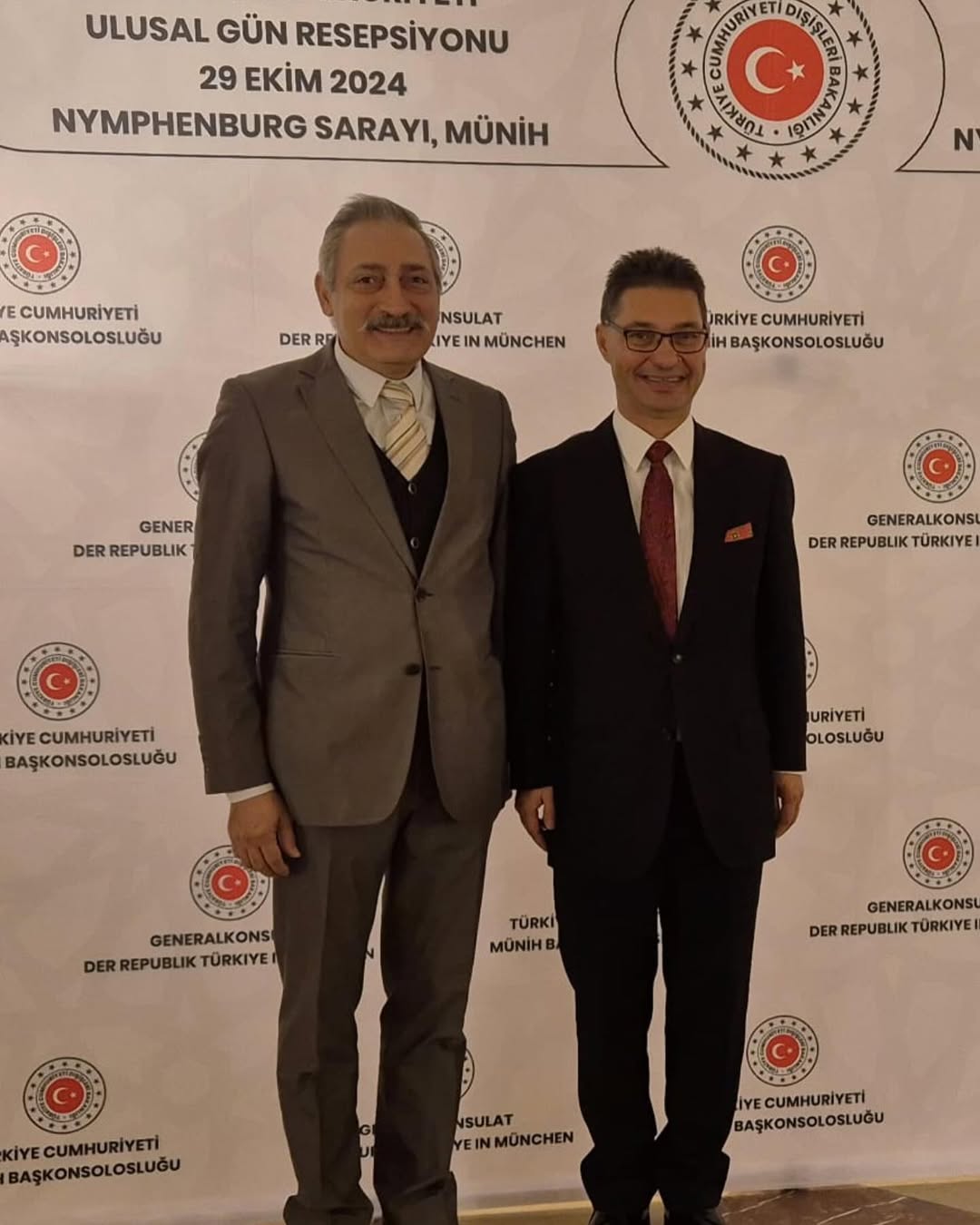 Davetlerinden dolayı Münih Başkonsolosumuz sayın Süalp Erdoğan beye 29.Ekim Cumhuriyet bayramı resepsiyonu için çok teşekkür ederim ayrıca sanata ve sanatçıya verdiği değer içinde minnettarım @tc_munihbk #29ekimcumhuriyetbayramı🇹🇷