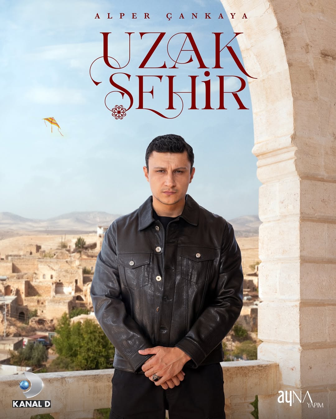 ŞAHİN ALBORA
Ecmel Albora ve Fidan Albora’nın oğlu. Cihan, Kaya ve Nare’nin amcaoğlu. Şahin, amca çocukları ile birlikte büyümüş. Boran’ı, Cihan’ı, Kaya’yı kardeşinden ayrı bilmiyor. Ama Nare’ye aşık... Hep aşıktı, o evlense bile hala aşık... Kendi ailesi ile amcasının ailesi arasında yaşadığı ikilem onu hep zorluyor.
#UzakŞehir, 11 Kasım Pazartesi akşamı 20:00’de #KanalD’de!
@ayna.yapim @ayyapim @kanald @alpercaxn