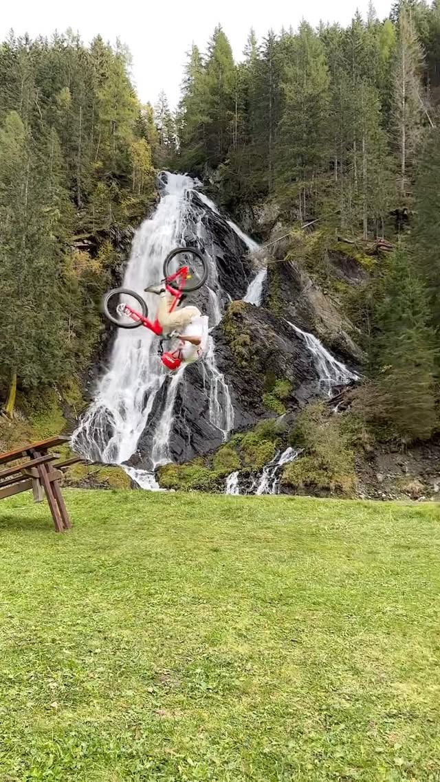 Probably one of the sickest things Iโve done on the trials bike for my latest edit!๐ค Havenโt done a normal frontflip in ages and then straight to a manual (landing) fronti was scary haha! Every attempt felt different as the run in was very bumpy and the bench was super short, which means I had to be very precise with the braking and the manual landing angle ๐ Everything comes down to a split of a second if it works or notโQuite Tricky but super stoked it worked out in the end (as you can see haha)!๐
Locationโฐ๏ธ @osttirolbergtirol
#mtb #mtblife #bikelife #mtblove #viral #viralvideos #viralreels #nature #trial #edit