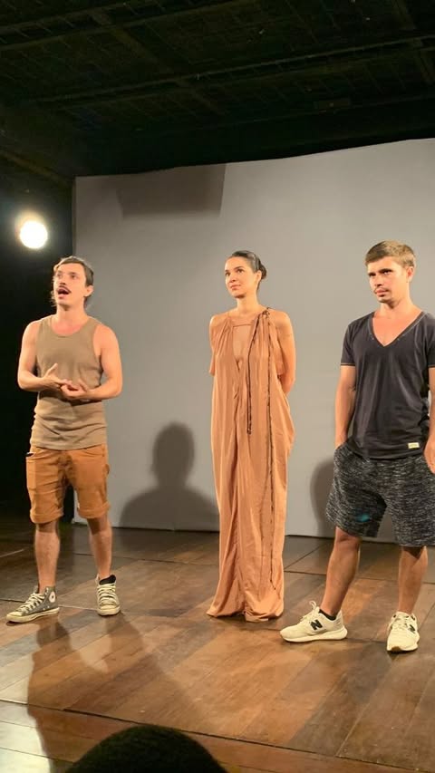 Lembrança de uma noite especial, exibindo nossos filmes Ecos de Imperatriz e Irmãos de Sangue, no Teatrinho do Vidigal.
Minha gratidão a esses dois parceiros incríveis e mais uma turma maravilhosa, que sonham e realizam junto comigo.
Que venham mais! 🧡
A coragem do fazer é potente.
Obrigada @gruposnosdomorrooficial pelo apoio e espaço.
