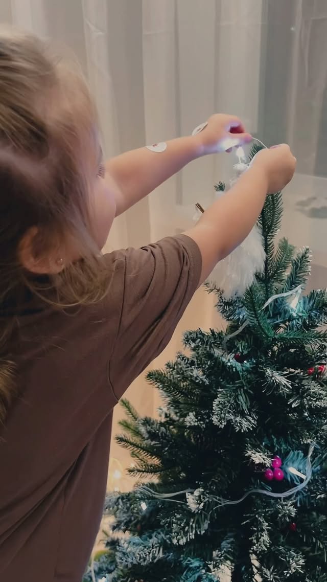 У нас вся елка в цветах в этом году🎄