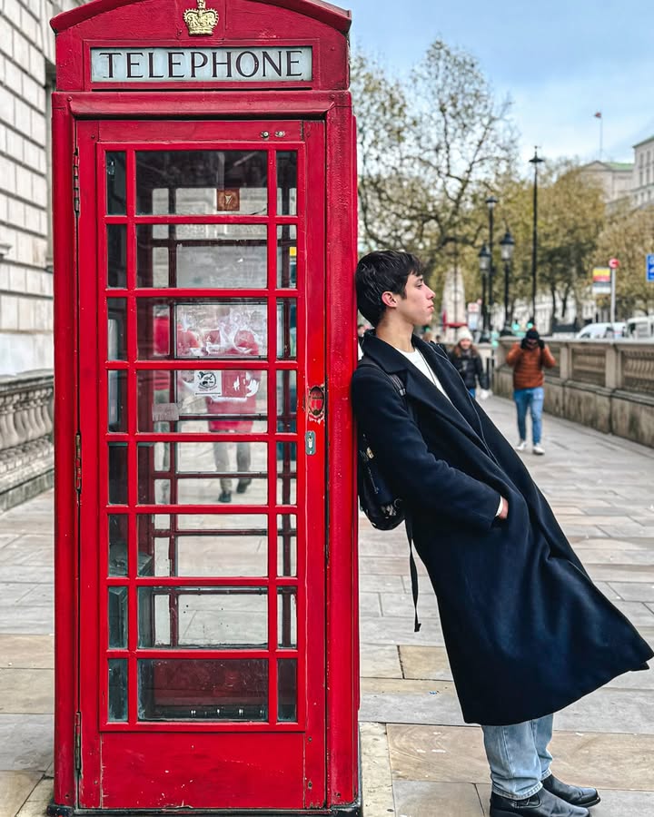 Abbiamo lasciato un pezzettino del nostro cuore anche qui. Londra è oltre che bellissima anche magica e ha da raccontare veramente tante storie, personalmente mi ha conquistato. Tra corse sfrenate con il passeggino, gli occhi di Ocean illuminati dalle luci di Piccadilly Circus, Google maps che non è sempre infallibile, Ahs che voleva comprare qualsiasi cosa, letteralmente qualsiasi cosa e @giorgiapulua_ con il suo inglese perfetto (sono ironico- tvb Giorgina) Londra non è stato solo un viaggio è stato il nostro piccolo mondo che si allargava, insieme, un passo alla volta ❤️
.
.
#londra #london #uk #inghilterra #travel #family