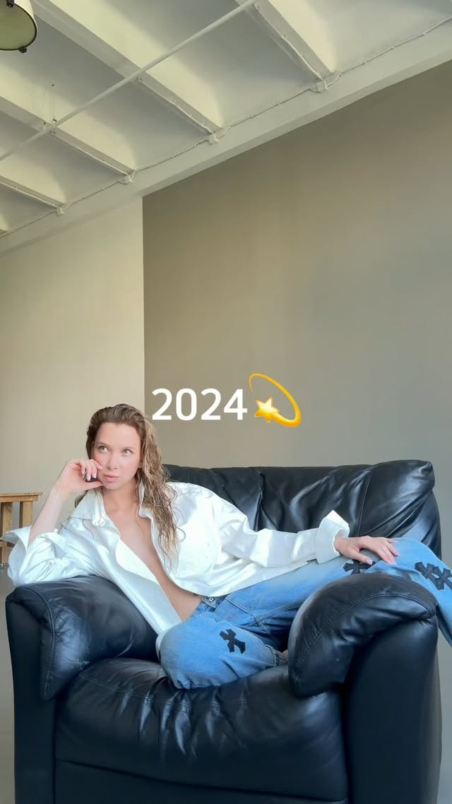Мой 2024💫
-встала на горные лыжи
-много путешествовала
-начала есть мясо
-сделала фигуру своей мечты
-начала записывать свои песни
-состоялась моя первая маленькая премьера
-была в кадре🎬
Уверена, что следующий год будет ещё круче и богаче на классные события! Жду тебя с нетерпением, 2025🐍🎄💫