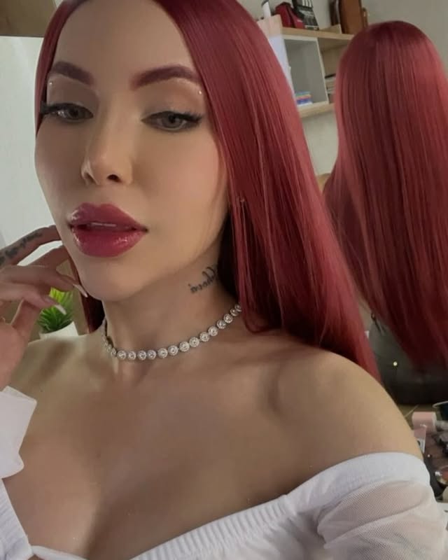 The Other version of myself in Red!โฅ๏ธ
Detrรกs de cรกmaras del rodaje de A Vapor โRemixโ๐ฅ
I can easily be tempted by the character and how vibrant she can be.โค๏ธโ๐ฅ I loved it..๐ฌ