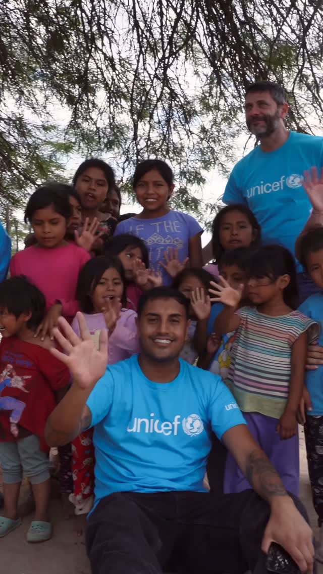 Mi corazón se quedó con las niñas y los niños de las comunidades Wichis. Sus risas, su cariño y esas sonrisas inolvidables me recordaron la fuerza y la esperanza que puede existir incluso en las circunstancias más difíciles✨
Gracias @unicefargentina por mostrarme el enorme compromiso y la transparencia con los que trabajan. Ser parte de esta organización me llena de orgullo y entusiasmo🩵
Gracias a @sebacruzcenteno y @nellamilla por compartir esto conmigo. Somos un gran equipo 🫂
unicef.org.ar/agua #aguasegura