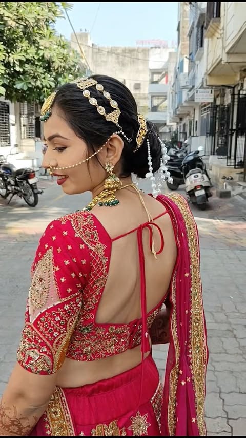 Bride of the day โฃ๏ธ
..
..
#makeupbyaushadhi #samarpanbeauty #sandhyakukadiya #reelsvideo #hairstyles #reels #makeup #reelsinstagram #dailypost #bride #brideoftheday #new #look