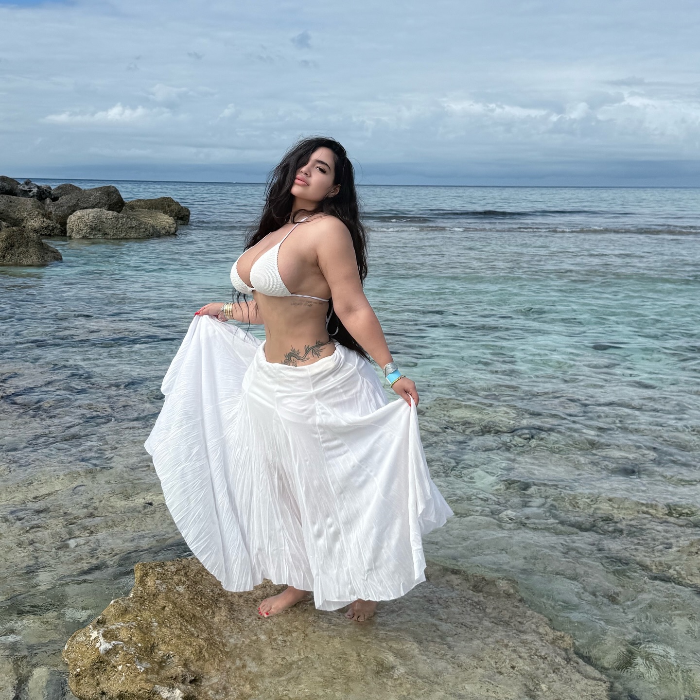 fui agradecer a lemanjá hoje, permitindo-me não xingar ninguém este ano até agora 🇧🇷🧜♀️🌊
Top: @fashionnova @fashionnovacurve ✨